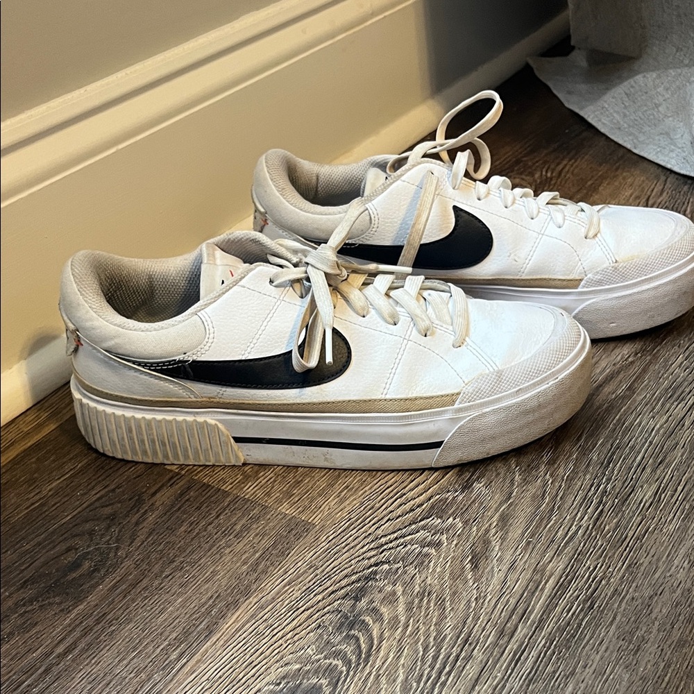 Nike White and Black Sneakers
